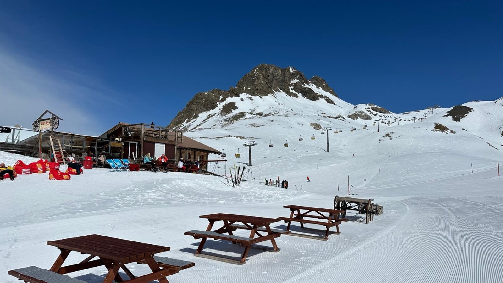 Winterlandschaft im Engadin mit Schneekanonen