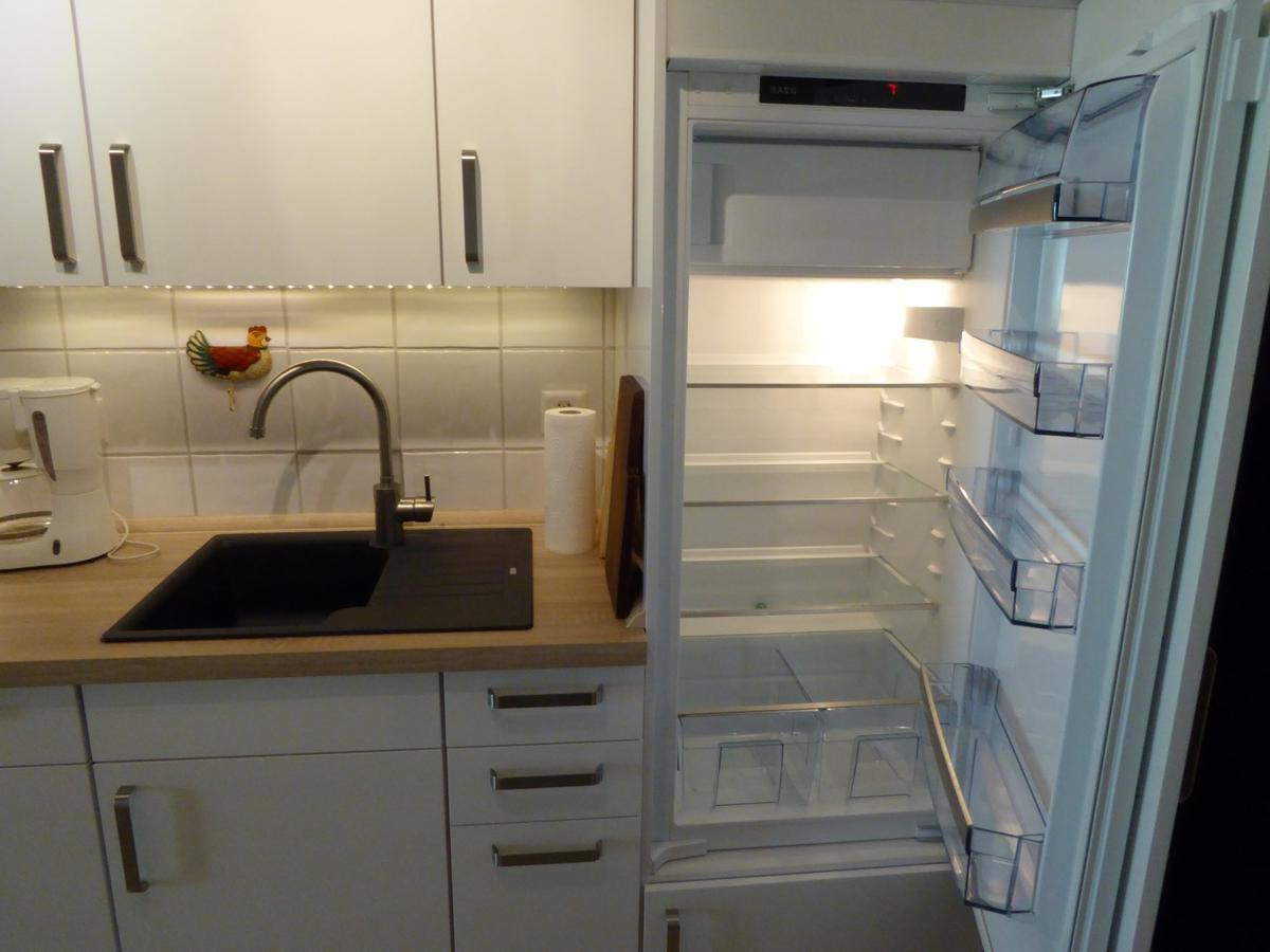 Küche mit offenem Kühlschrank